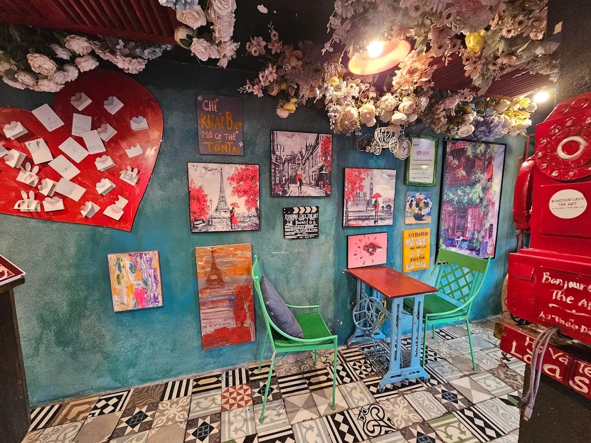 Bonjour Cafe the Art mang phong cách Pháp lãng mạn, với ban công hoa và những chiếc bàn nhỏ xinh bên đường 